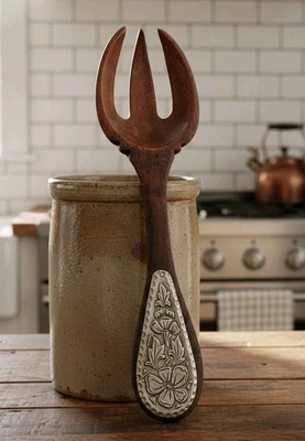 Tenedor para servir ensaladas de madera tallada vintage de 9,5" con incrustaciones de metal plateado floral en relieve Foto 1 de 4