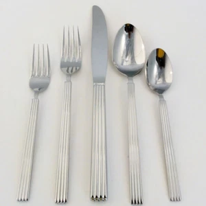 SPLENDIDE PIGALLE 5 Piece Place Setting NEW NEVER USED made in Korea 18/8 - Picture 1 of 5