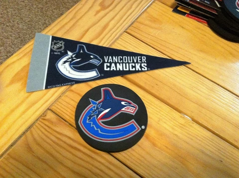 VANCOUVER CANUCKS MINI PENNANT & BUD LIGHT CANUCKS RUBBER COASTER Cover