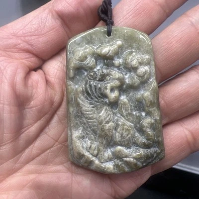 "Colgante amuleto tigre cuesta arriba sin tratar 100 % jade natural hecho a mano único 2,5""" Foto 1 de 4
