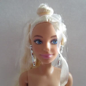 ¡NUEVO! Muñeca Barbie Estilo Deluxe con Pendientes de Plata Cabello Rubio ~ Totalmente Articulada - Imagen 1 de 8