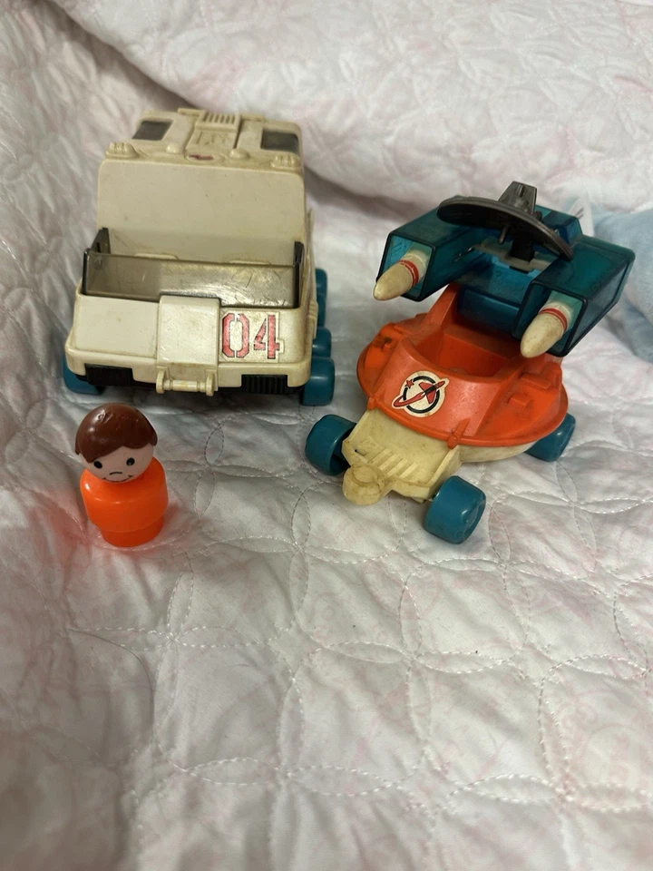 1984 Lil Playmates Space Station Commander & Vehicles 04 Vintage Toy w/Figures - Image 1 of 4