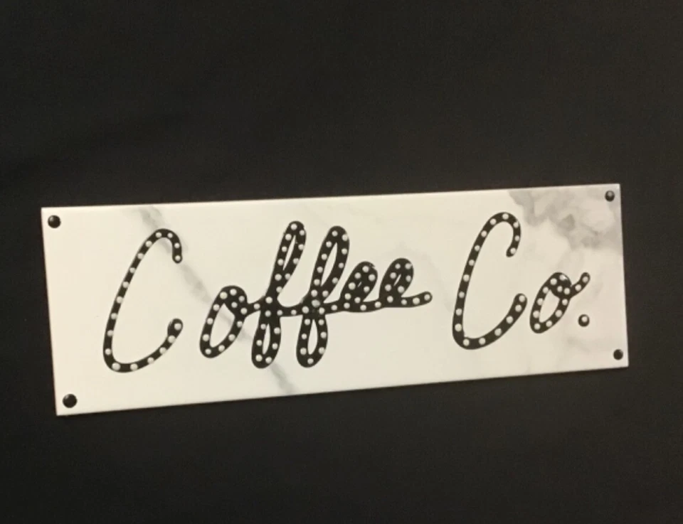 Letrero de café inclinado o colgante blanco y negro decoración de bar de café interior Foto 1 de 4