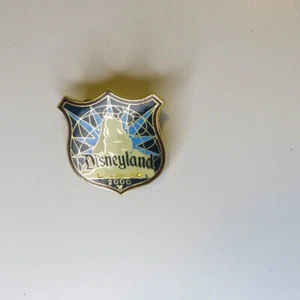 DL Matterhorn 2000 Crest Disneyland Shield Disney Pin (B1) - Picture 1 of 1