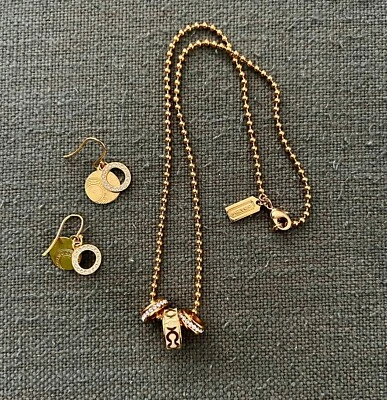 Collar corto Coach tono dorado con diamantes de imitación y logotipo con dijes y pendientes a juego Foto 1 de 4