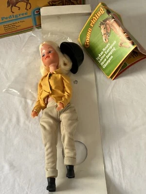 Poupée Ancienne Sindy Pedigree En Boîte Tenue Cavalière - Photo 1/4