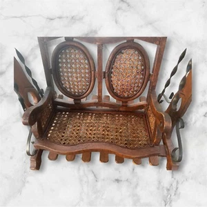 ANTIGUO BANCO COLUMPIO PARA MUÑECA MEDIANA A GRANDE MADERA, HIERRO Y MIMBRE. - Imagen 1 de 5