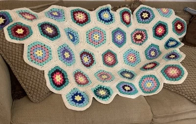 "Sofá de regazo afgano de ganchillo cuadrados GRANNY CORE multicolor 65"" X 34""" Foto 1 de 4