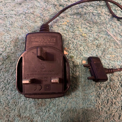 Cargador de red original Sony Ericsson CST-60 para teléfonos móviles Sony Ericsson Foto 1 de 2