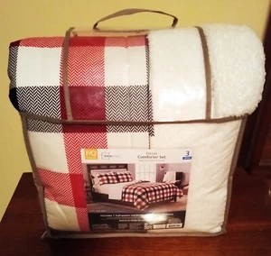 Mainstays Full/Queen Reverse to Sherpa Flannel Comforter & 2 Shams - 3 Pcs. SALE - Picture 1 of 5