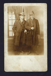 Postal c1910 RPPC, dos hombres con traje de tres piezas, sombreros de ala ancha - Imagen 1 de 2