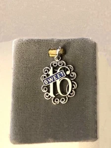 NUEVO EN CAJA NOS Estate años 50-60 esmalte esterlina encanto ornamentado: pergamino 'SWEET 16' por BEAU - Imagen 1 de 5