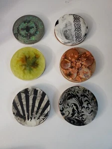 Fermacarte/sottobicchieri in resina lucite fatti a mano 4" unico funky casuale rustico - Foto 1 di 20