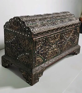 Cassapanca vintage balinese tailandese intagliata grande con coperchio incernierato a cupola specchi intarsiati - Foto 1 di 16
