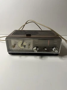 Vintage General Electric 1960s Clock Radio Woodgrain Tested Turns On - Picture 1 of 12