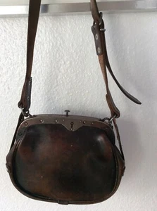 alte Leder Post/Umhängetasche Geldtasche schwarz Metallmontur m Verschluß - Bild 1 von 3