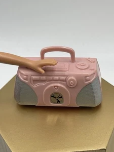 Accesorio para casa de muñecas Barbie rosa reproductor de CD boombox radio estéreo Mattel escala 1:6 - Imagen 1 de 9