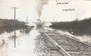 FOTO antigua de colección de 1912 tren locomotora se mueve a través del ferrocarril acuático inundado - Imagen 1 de 3