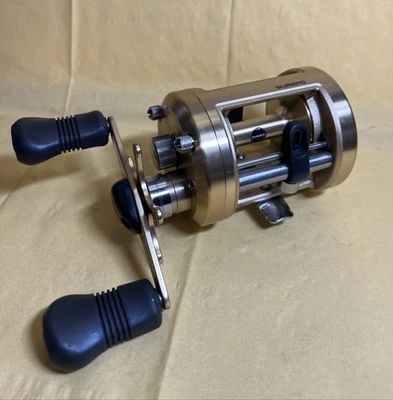 Shimano Gold Calcutta 400B Baitcasting Fishing Reel Carbontex Drag Ships Free!!! - Image 1 of 4