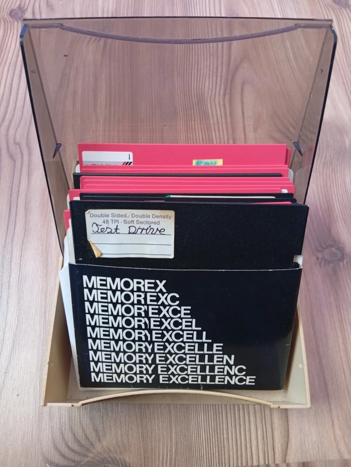 ca. 20 bespielte Disketten 5,25 Zoll für Commodore 64 - C64 Spiele in Box   - Bild 1 von 1