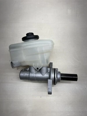 2013-2015 LEXUS GS350 BRAKE MASTER CYLINDER W/ RESERVOIR BOTTLE OEM. - Image 1 of 4