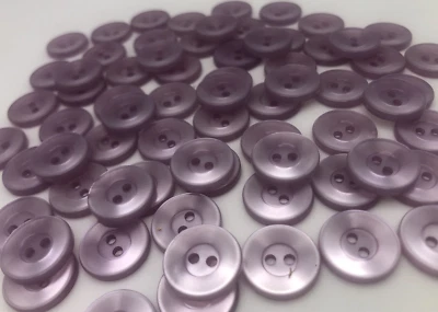 Винтажные непрозрачные фиолетовые сиреневые кнопки с 2 отверстиями с поднятыми краями 14 мм лот из 8 D806 - Изображение 1 из 4
