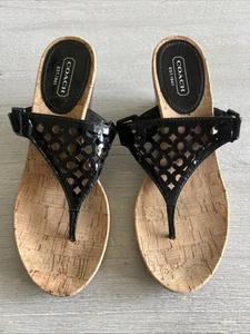 Sandalias de cuña de corcho COACH para mujer talla 6 1/2 Brookk charol negro firma - Imagen 1 de 8