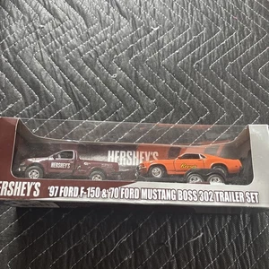 Welly Hershey Hershey's 2015 Ford F-150 & '70 Ford Mustang Boss 302 Trailer Set - Bild 1 von 4