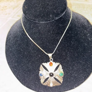 Collana con ciondolo croce in argento senza marchio - Foto 1 di 5