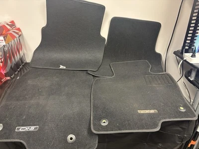 Juego de alfombrillas originales Mazda CX-5 2017-2022 OEM KB7W-68G40, 68G30, 68666, 68667 Foto 1 de 4