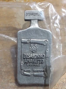 Spilla bevanda liquore Disaronno Amaretto smaltata pubblicità alcool nuova da collezione - Foto 1 di 3