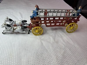 Vintage cast-iron fire wagon with horses and drivers - Picture 1 of 5