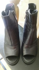 New KENNETH COLE Lacey Leather Shoes Peep Toe Double Zip Ankle Booties Sz 7 M - Picture 1 of 12