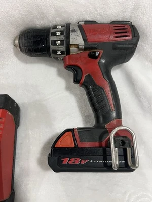 Taladro compacto sin escobillas Milwaukee 2801-20 M18 de 1/2 pulgada - rojo con cargador y batería Foto 1 de 4