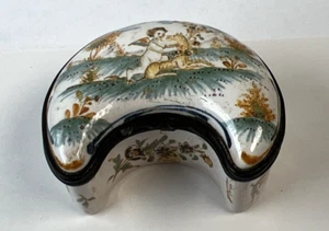 Französische Fayence Schnupftabakdose in Halbmondform aus dem 18. Jahrhundert um 1750 Cherub - Bild 1 von 9