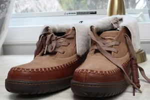 New- Manitobah MUK LUKS Suede Ankle Boots - Skoden - Light Brown - 7 - Picture 1 of 7