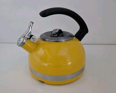 Hervidor de agua Kitchen Aid Citrus Sunrise con mango en C y recorte bandas rasguños menores Foto 1 de 4