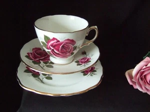 Platillo de taza de té Crown Royal Bone China Trio de colección y plato diseño de rosas rosadas - Imagen 1 de 6