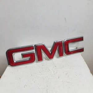 01-06 GMC SIERRA YUKON XL PARRILLA DELANTERA EMBLEMA 15706 323 OEM - Imagen 1 de 5