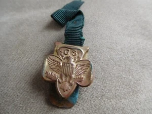 EI GIRL SCOUT TREFOIL CLIP WITH GREEN RIBBON GSUSA WAGGGS UNUSUAL DEVICE EAGLE ! - Picture 1 of 4