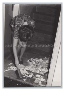 Junge Frau kehrt am Polterabend - Scherben Hochzeit - Altes Foto 1970er - Picture 1 of 2