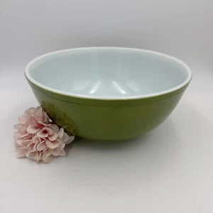 Vintage Pyrex Reverse Primary Colors mixing bowl Verde Green (Avocado) #404/4QT - Picture 1 of 10