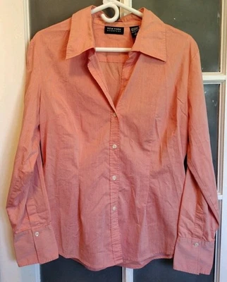 Blusa New York & Company Melocotón Cuello en V Abotonada Para Mujer Grande Trabajo Ciudad Elastizada Foto 1 de 4