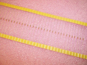 QTY (200) 330 Ohm 1/8W 5% MINIATURE CARBON FILM RESISTORS ERD10TJ331U MATSUSHITA - Picture 1 of 2