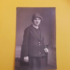 Foto Antik, Vintage, 1926, hübsche junge Frau mit Hut und schwarzem Kostüm, top