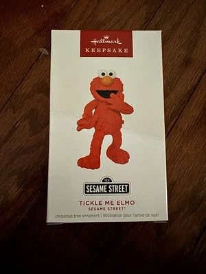 Ornamento HALLMARK Sesame Street 2024 Tickle Me ELMO com som ativado por movimento NOVO - Imagem 1 de 2