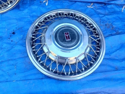 Oldsmobile Delta 88 1989 1990 1991 14" pulgadas cable radios tapacubos cubierta de rueda en muy buena condición Foto 1 de 4