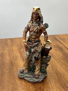 Himmelsberg Indianer Stamm Adler Krieger Häuptling hält Axt mit Vogel Statue - Bild 1 von 10