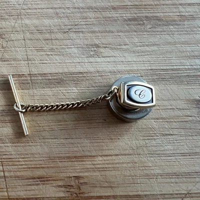 Broche de gravata vintage 1950s HICKOK preto esmalte e metal folheado a ouro letra C - Imagem 1 de 4