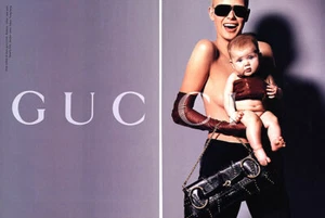 Gucci Mario Testino Dewi Driegen 2003 sosteniendo bebé Tom Ford 2 páginas anuncio de revista - Imagen 1 de 1